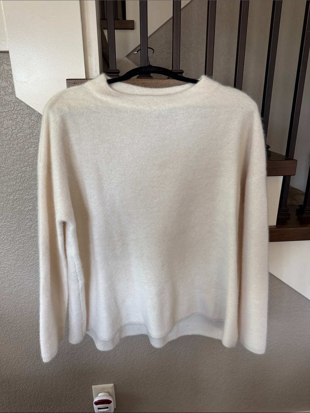 Cozy Women's Ivory Crewneck 100% Cashmere Sweater